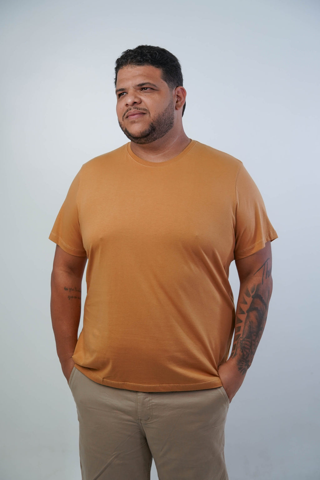 CAMISETA BÁSICA GOLA REDONDA LISA PLUS